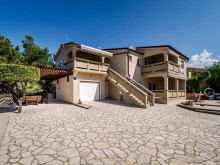 Dom z apartamentami na wyspie Vir
