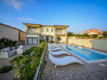 Luksusowa willa z apartamentem, Vir